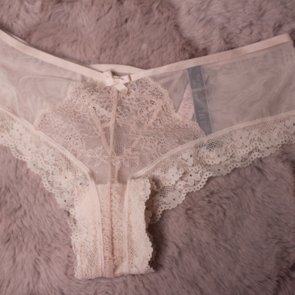 VICTORIA'S SECRET VERY SEXY CREAM CHEEKY PANTY - Picture 1 of 2